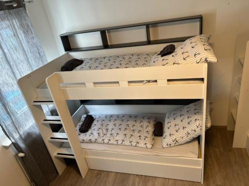 two bunk beds in a small room at Cityapartment24 bei Hauptbahnhof in Bremen