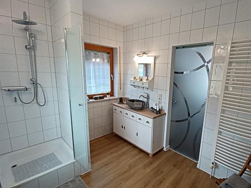 a bathroom with a shower and a sink at Rottaler Ferienhaus - Rottaler Oachkatzl in Roßbach