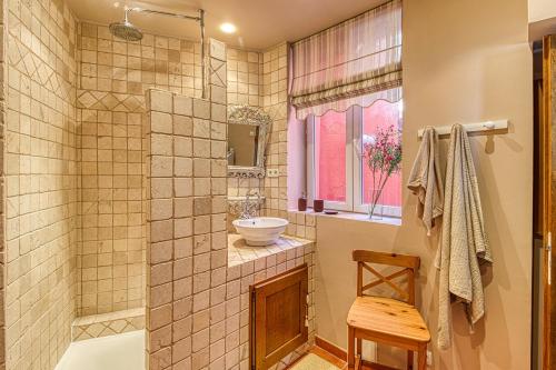 une salle de bain avec une douche, un lavabo et des toilettes dans l'établissement Le Jules Verne - Idéalement situé avec sauna, à Calais