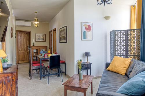 un salon avec un canapé et une table dans l'établissement Le Jules Verne - Idéalement situé avec sauna, à Calais