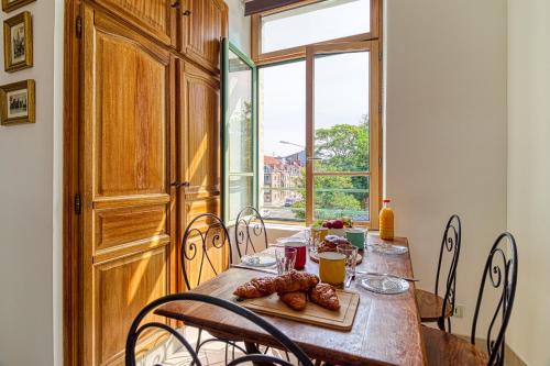 une table avec de la nourriture dessus dans une pièce avec une fenêtre dans l'établissement Le Blériot - Idéalement situé avec sauna, à Calais