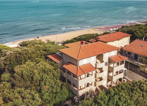 an aerial view of a building and a beach at Zefiro Apartments in San Vincenzo