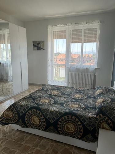 1 dormitorio con 1 cama grande y ventana grande en ALLOGGIO STUPINIGI en Nichelino