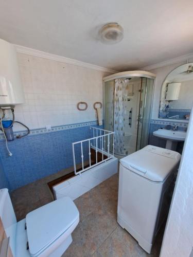 uma casa de banho com um WC e um lavatório em CASA ELBA em Gaucín