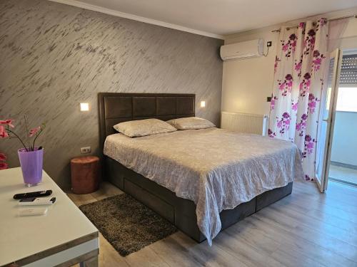 Ένα ή περισσότερα κρεβάτια σε δωμάτιο στο Apartmani Dado