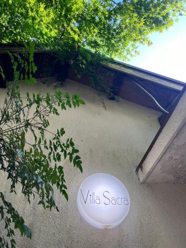a white sign on the side of a building at Villa Sacra in Kamakura