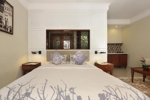 Кровать или кровати в номере Seminyak Lagoon All Suites Hotel
