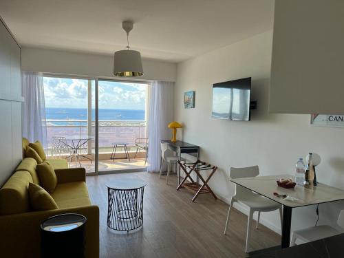 un salon avec un canapé et une table dans l'établissement Eden Residence, à Cannes