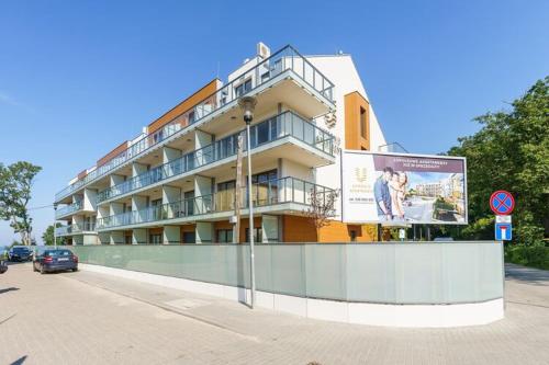ein großes Gebäude an der Straßenseite in der Unterkunft Apartment next to the beach with sea view Ustronie Morskie in Ustronie Morskie