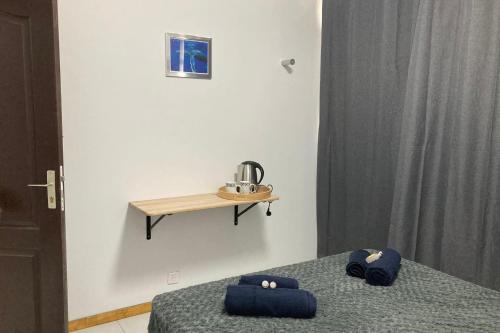 Кровать или кровати в номере "Hibiscus" city center room