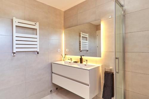 uma casa de banho com um lavatório e um espelho em Villa Boutique Can Bellotera em Sant Jordi