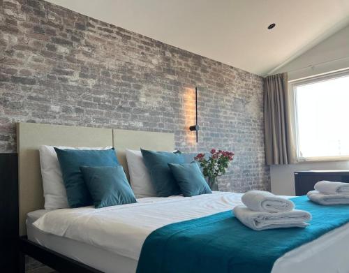 een slaapkamer met 2 bedden en handdoeken bij Arena Prestige Rooms in Pula