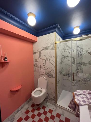 een badkamer met toilet en douche bij Apartamento No5 in Gandía