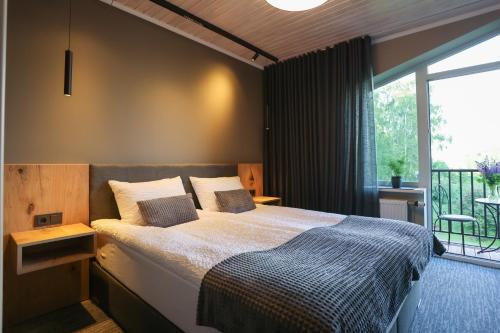 Katil atau katil-katil dalam bilik di Kalniem Pāri Guest House