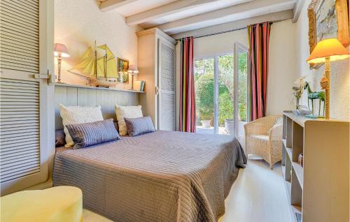 Un pat sau paturi într-o cameră la Beautiful Home In Sainte-marie-de-r With Wifi, Private Swimming Pool And Outdoor Swimming Pool