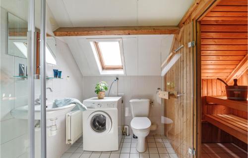een badkamer met een toilet en een wasmachine bij Pet Friendly Home In Wemeldinge With Sauna in Wemeldinge