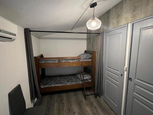 Cette petite chambre comprend des lits superposés. dans l'établissement Cap d'Agde-Richelieu-Résidence Delphéapolis, au Cap d'Agde