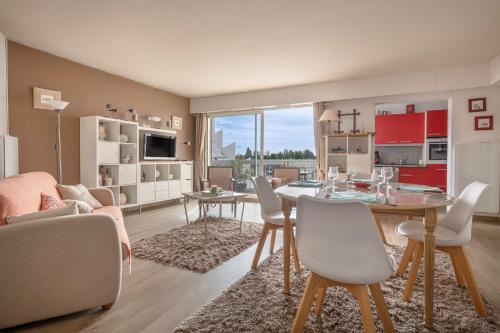 un salon avec une table et des chaises de salle à manger dans l'établissement Appartement pour 4 - 300m du centre-ville, au Pouliguen