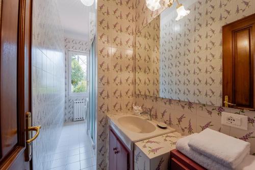 a bathroom with a sink and a mirror at Amazing Apartment w/ Private Parking & Pool in Barcheo