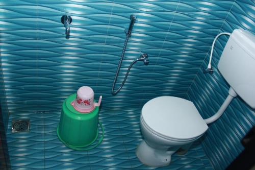 La salle de bains est pourvue d'une douche et de toilettes. dans l'établissement Countryside inn, à Tiruvankod
