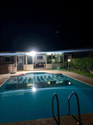 Bazén v ubytování Maison de vacances avec piscine privèe nebo v jeho okolí