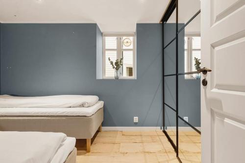 ベルゲンにあるDinbnb Apartments I Luxury Feel 100m from Bryggenのベッドルーム1室(ベッド2台付)