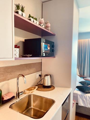 Kuchyň nebo kuchyňský kout v ubytování C Tower Apartments