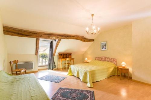 une chambre avec un lit et une télévision dans une pièce dans l'établissement La Glycine, 