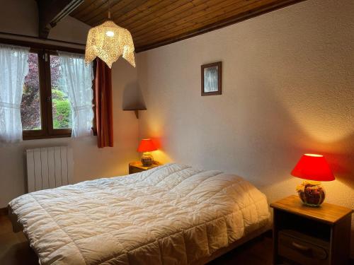 um quarto com uma cama e 2 candeeiros nas mesas em Chalet Samoëns, 4 pièces, 5 personnes - FR-1-624-67 em Samoëns
