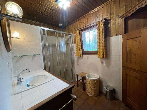 uma casa de banho com um lavatório e um chuveiro em Chalet Samoëns, 4 pièces, 5 personnes - FR-1-624-67 em Samoëns