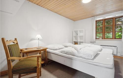 Säng eller sängar i ett rum på Pet Friendly Home In Skrbk With House A Panoramic View
