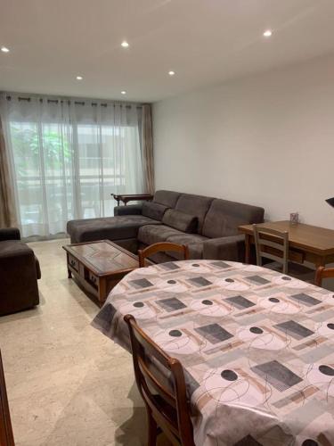 Le Roxane 2 bedroom apartment in the city-center of Antibes في أنتيب: غرفة معيشة مع طاولة وأريكة