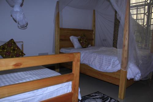 Llit o llits en una habitació de IOP Cabin Ilula