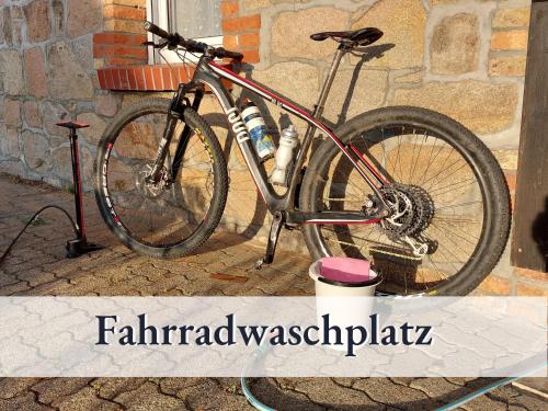 ein Fahrrad, das vor einem Gebäude geparkt ist in der Unterkunft Wohnung Achtermann in Braunlage
