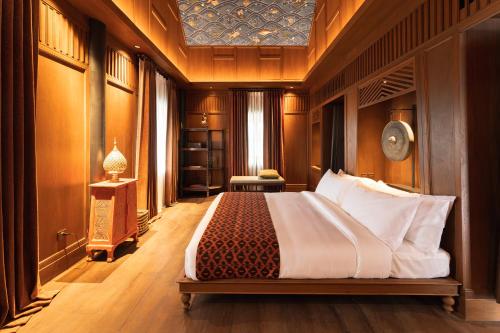 een slaapkamer met een groot bed in een kamer bij Siri Sala Private Thai Villa in Bangkok
