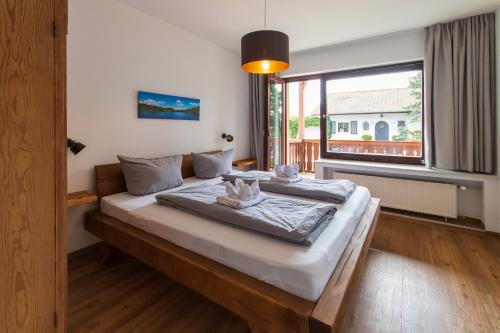 2 camas en una habitación con ventana grande en Wohnung Waage, en Sankt Andreasberg