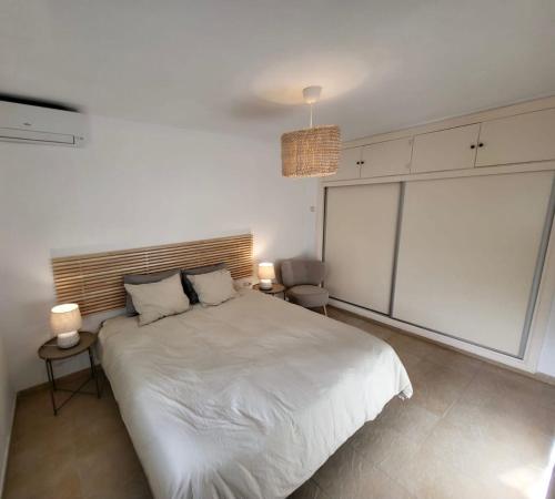 1 dormitorio con 1 cama blanca grande y 2 almohadas en Cozy apartment next to Hard Rock Hotel, en Marbella