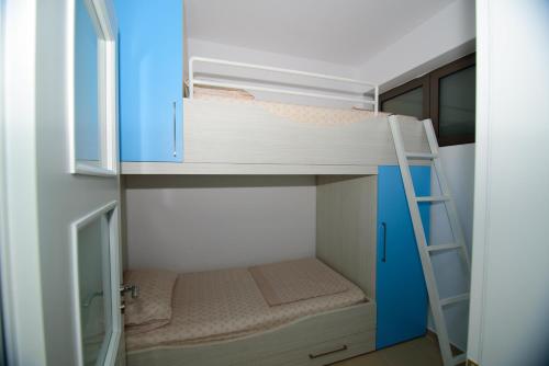 ヴロラにあるApartament Deti Bluの小さな部屋の二段ベッド1台分です。