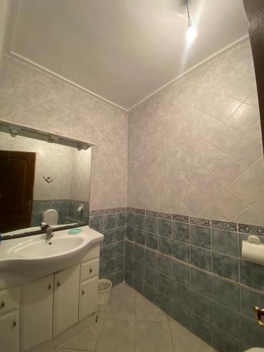 bagno con lavandino e specchio di Appartement Sidi Bouzid a El Jadida