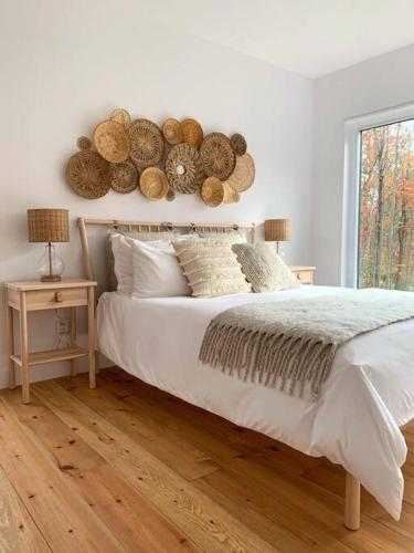 a bedroom with a bed with baskets on the wall at trähus tremblant in La Conception