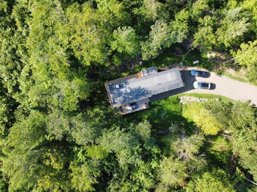 an overhead view of a house in the middle of a forest at trähus tremblant in La Conception
