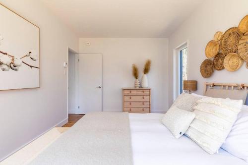a bedroom with a bed with white sheets and wood accents at trähus tremblant in La Conception