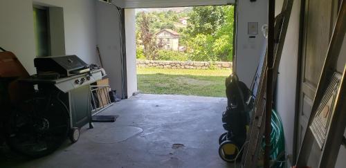a room with a door open to a yard at MaDolceVia Chambres d'hôtes au coeur de Lamastre in Lamastre