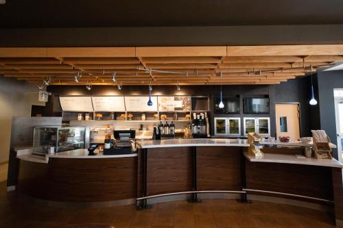 a large kitchen with a bar in a restaurant at Courtyard by Marriott Philadelphia Springfield in Springfield