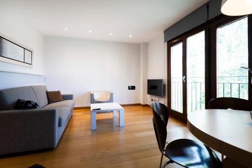 una sala de estar con un sofá y una mesa en Jaizkibel by Basquelidays, en Hondarribia