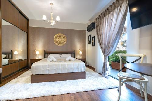 Keramikos metro st luxury studio for 2 by MPS في أثينا: غرفة نوم بسرير كبير وطاولة