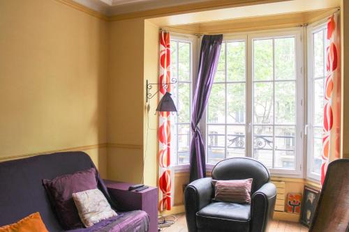 - un salon avec deux chaises et une fenêtre dans l'établissement Cozy love nest near Stade de France, à Paris