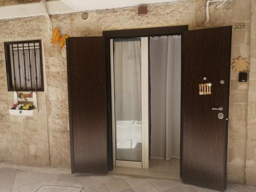 ein Bad mit einer Glastür und einer Dusche in der Unterkunft La casa dei nonni in Bari