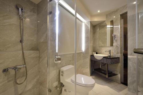 台北的住宿－欣欣時尚旅店松山站，浴室配有卫生间、淋浴和盥洗盆。