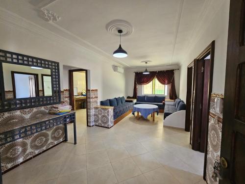 ein Wohnzimmer mit einem Sofa und einem Tisch in der Unterkunft Résidence Anouar in Tétouan